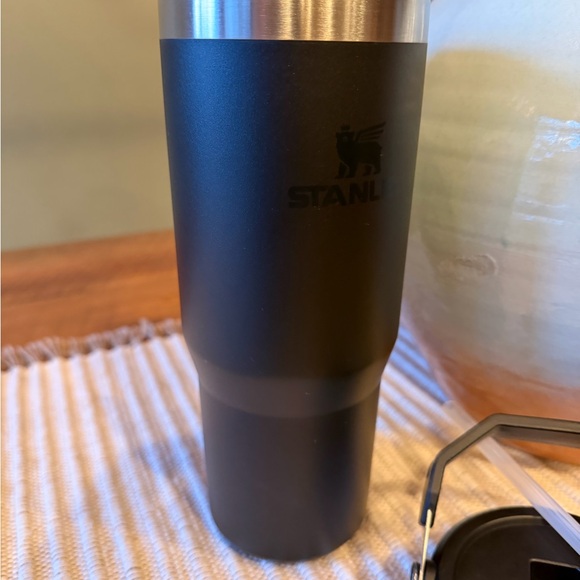 Stanley Matte Black IceFlow 2.0 Flip Straw Tumbler - Picture 4 of 13